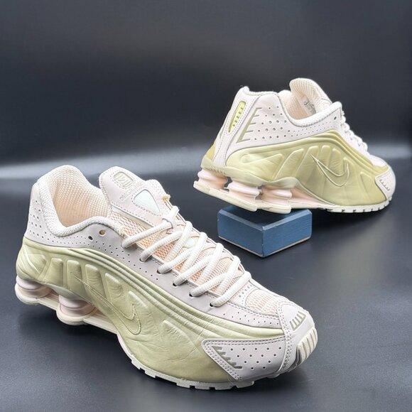 Wmns Nike Shox R4 'Guava Gold' - Picture 7 of 12